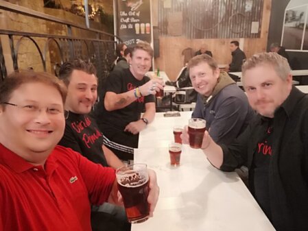 Spine di birra artigianale in un pub accogliente