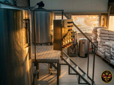Immagine del birrificio artigianale con tini di fermentazione in acciaio inox