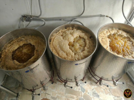 Dettaglio della sala cottura di un birrificio artigianale durante la produzione
