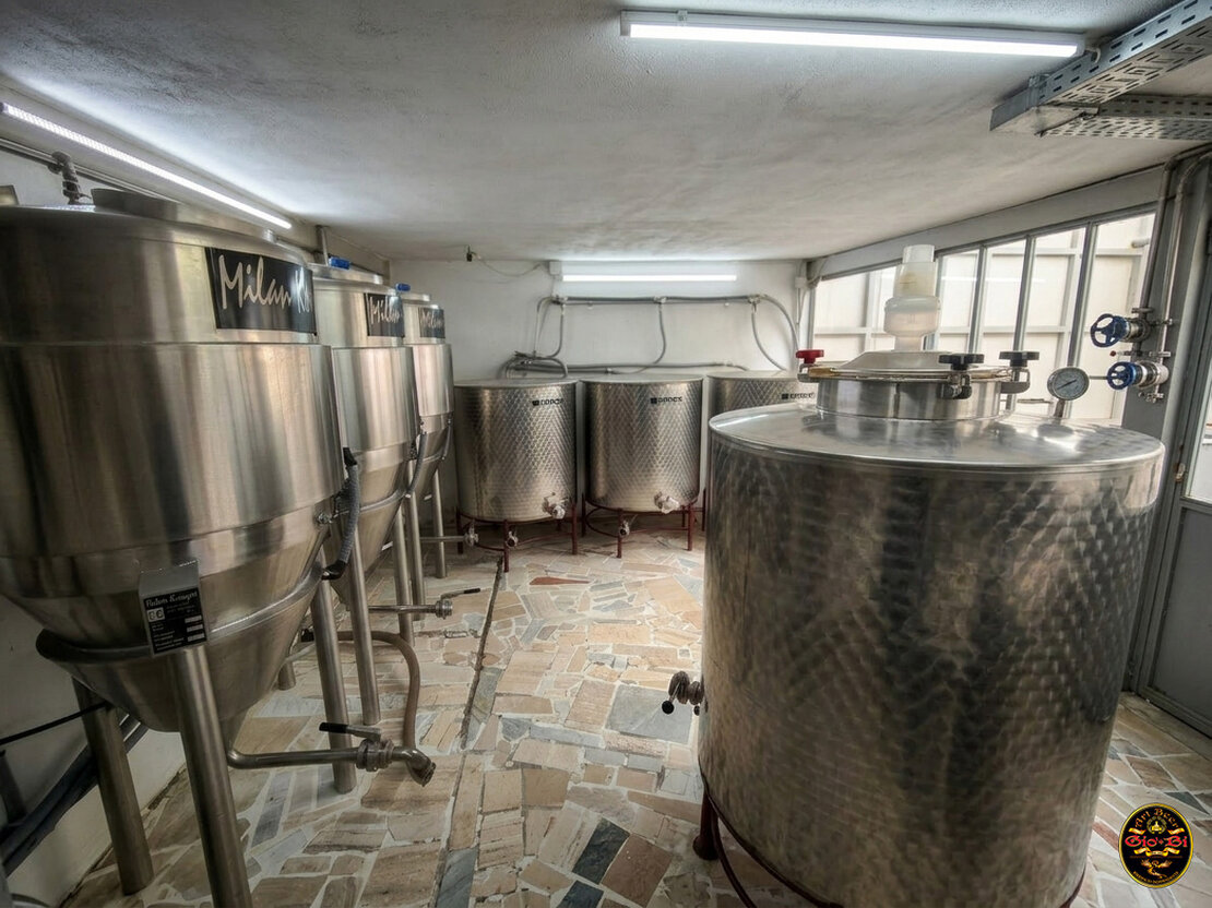 Mastro birraio indipendente che controlla una cotta in sala cottura