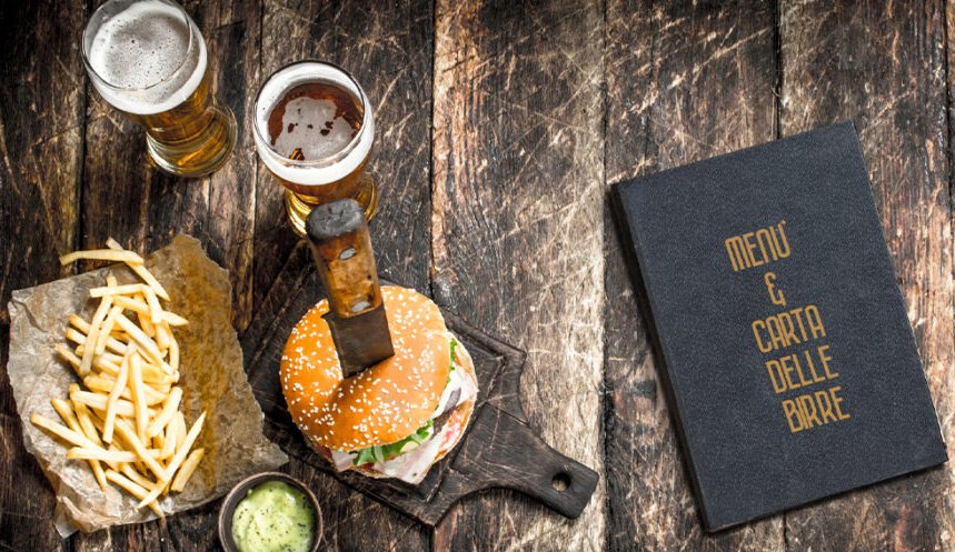 Tavolo di locale con menu delle birre artigianali